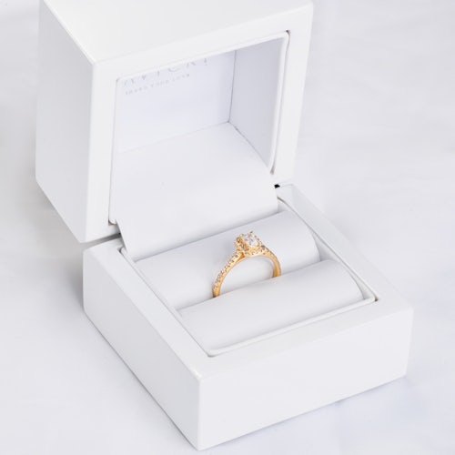 Pierścionek zaręczynowy SAVICKI: żółte złoto, biały szafir z diamentami